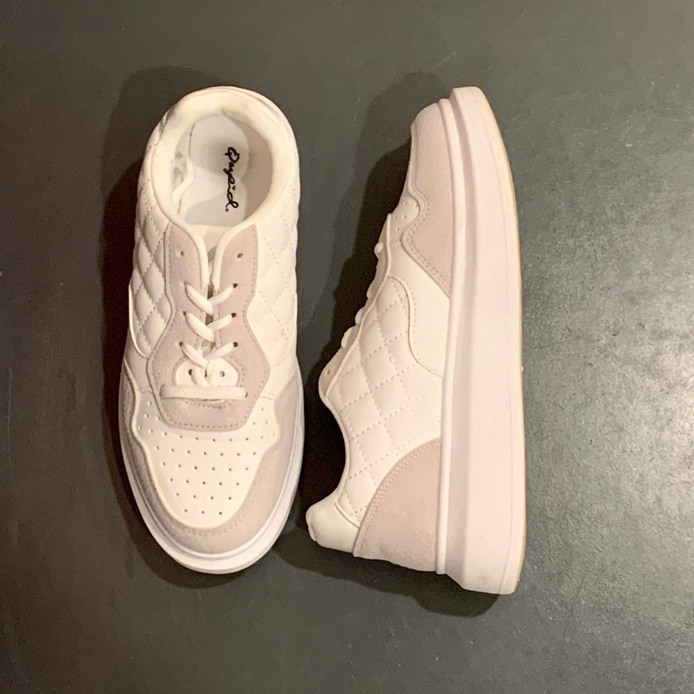 Cute, white sneakers - Size 8